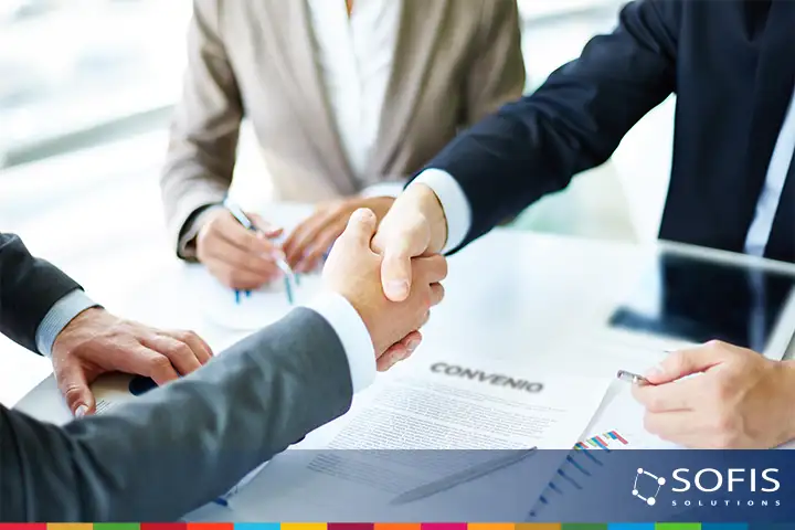 Pessoas a apertar as mãos